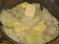 варёная картошка с луком и маслом